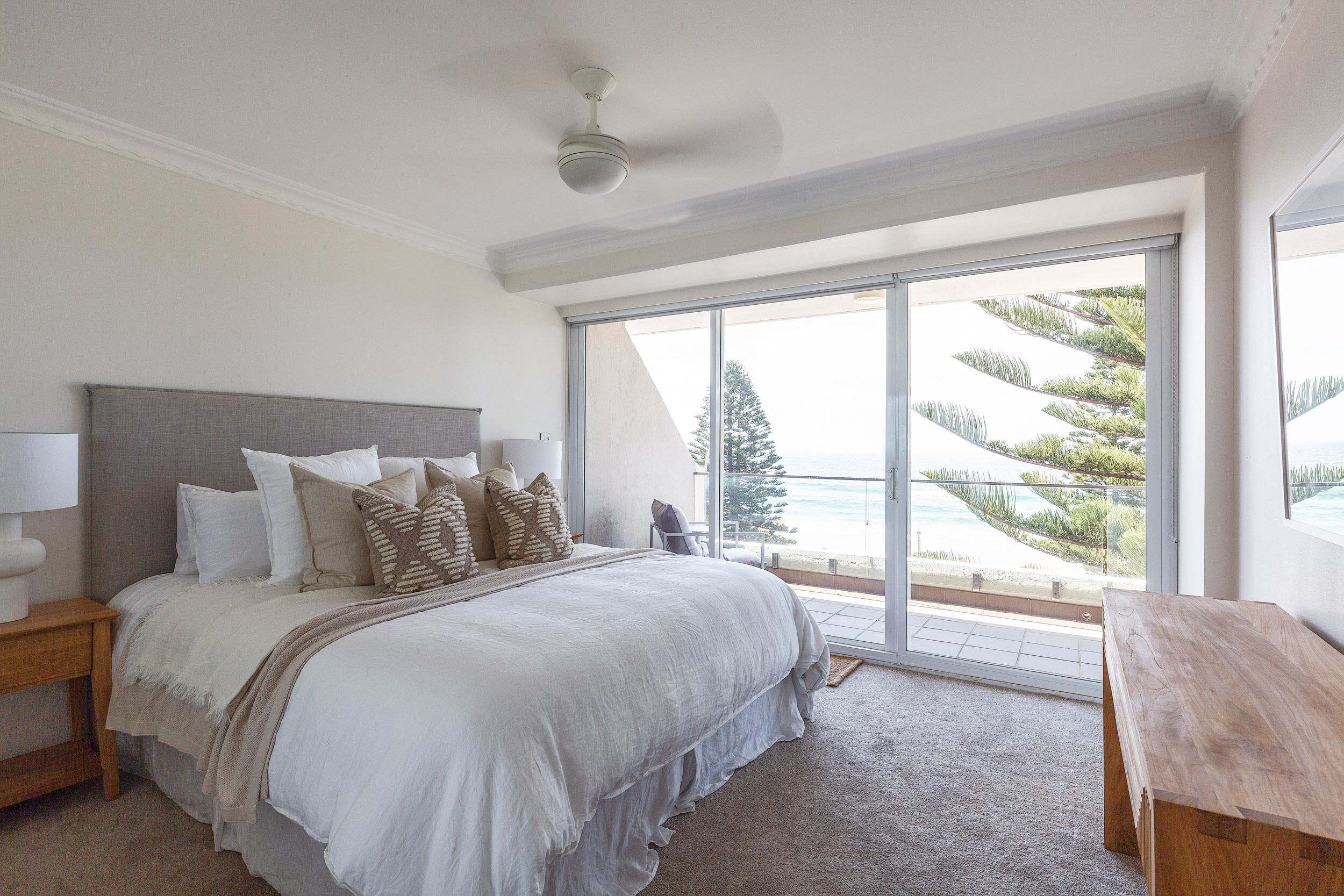 Absolute beachfront luxury Manly apartment with views — image 17