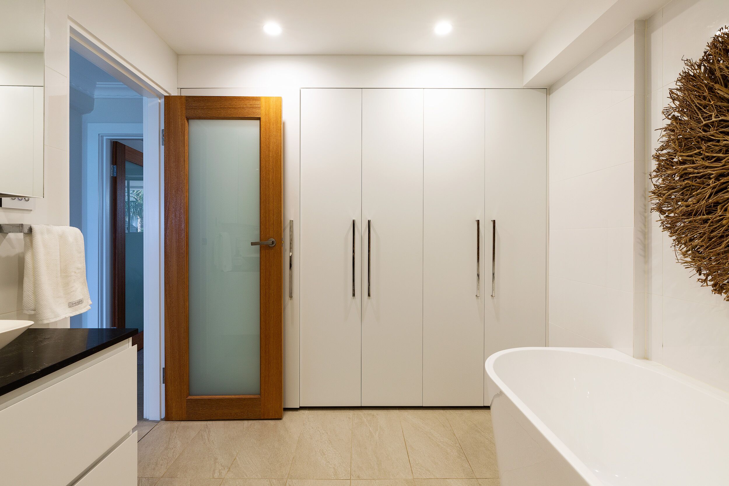 Absolute beachfront luxury Manly apartment with views — image 23