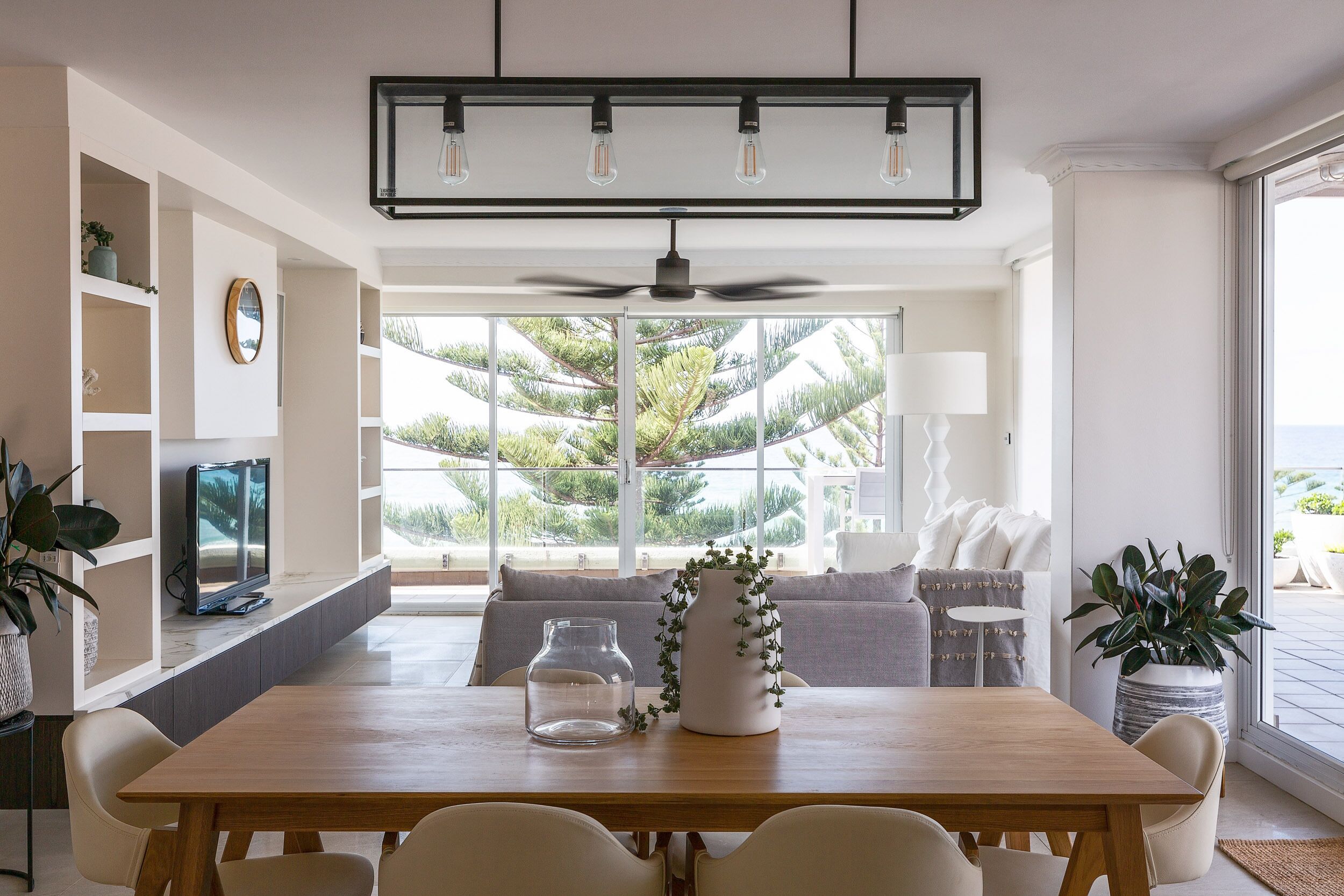 Absolute beachfront luxury Manly apartment with views — image 14