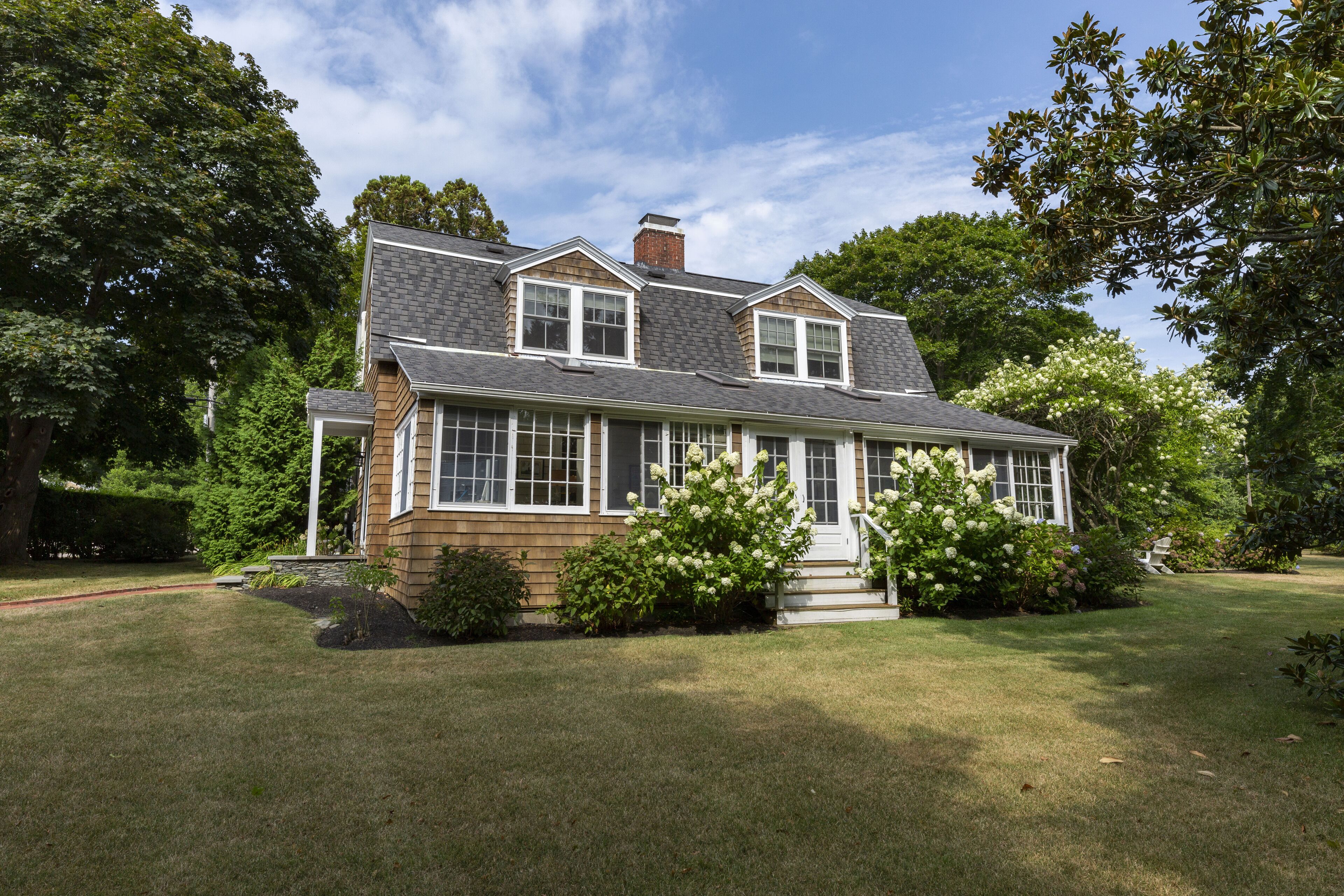 Beautiful 4 bedroom Colonial in Shoreby Hill
