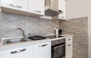 Refrigerador, horno, cafetera y tetera y utensilios de cocina 