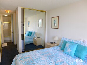 Room - E-106 Ocean and Pool Views Just Steps to Beach. (Oceanside)