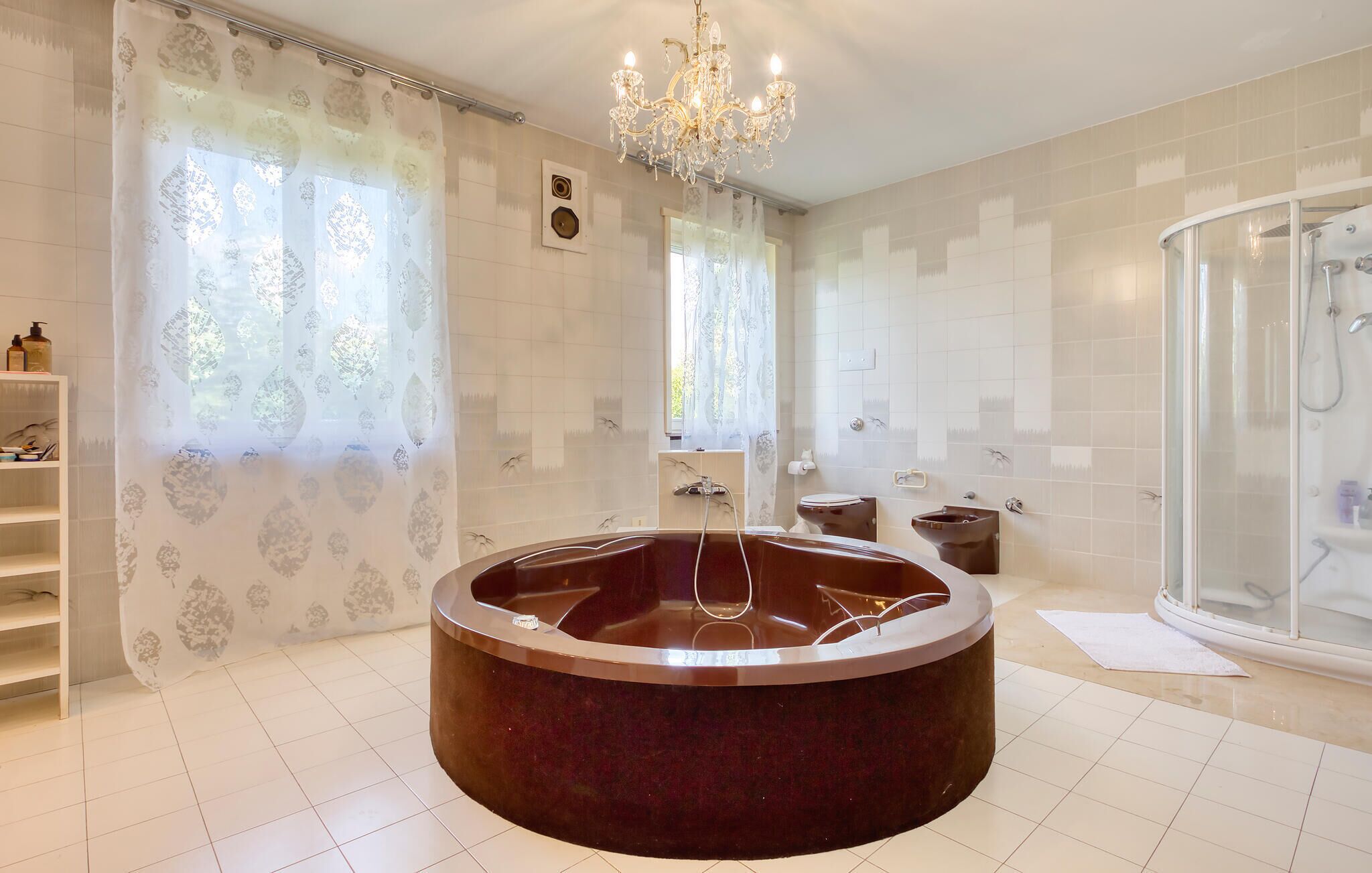 Combined shower/bathtub