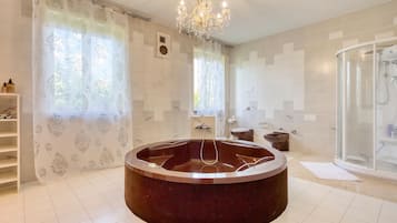Combined shower/tub