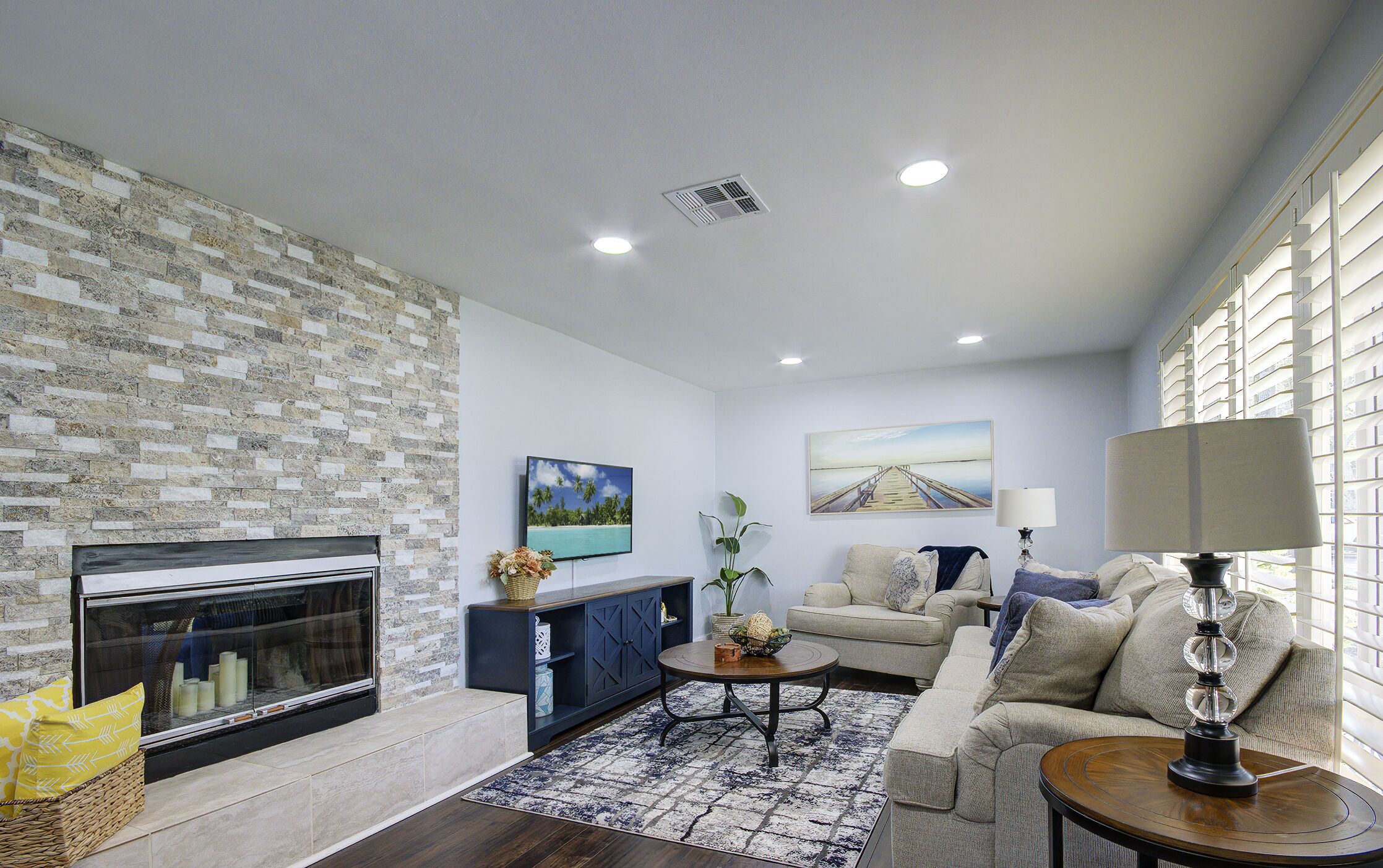 Smart TV, fireplace