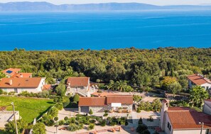 A coastal village with terracotta-roofed houses, lush greenery, and a view of the sea. - Lovely home in Ravni with WiFi (Ravni)