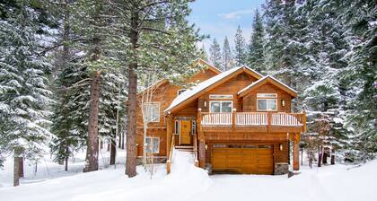 Modern Tahoe Donner Cabin. Hot Tub. Near Trails, Skiing & Downtown Truckee