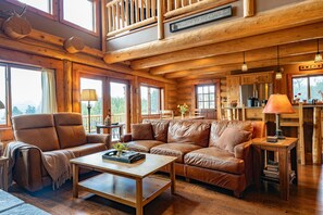 L’intérieur d’une cabine est doté d’un plancher en bois, d’un canapé en cuir, d’une table à manger et d’un coin cuisine.