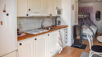Réfrigérateur, micro-ondes, plaque de cuisson, cafetière/bouilloire