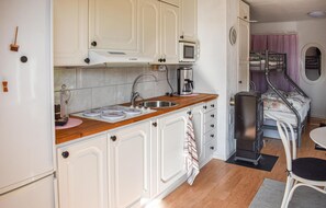 Réfrigérateur, micro-ondes, plaque de cuisson, cafetière/bouilloire