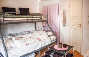 Travel crib, free WiFi