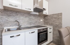 Réfrigérateur, four, plaque de cuisson, cafetiÚre/bouilloire