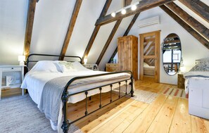 3 bedrooms, travel cot, free WiFi, bed sheets