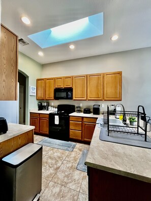 Fridge, microwave, oven, stovetop - Motorcycle/ATV Bring your toys to the open desert 🏜 (Wittmann)