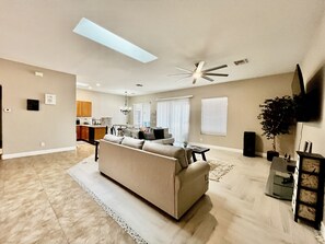 Smart TV, DVD player, stereo - Motorcycle/ATV Bring your toys to the open desert 🏜 (Wittmann)