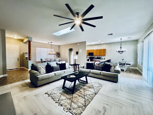 Smart TV, DVD player, stereo - Motorcycle/ATV Bring your toys to the open desert 🏜 (Wittmann)