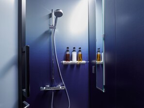Douche, articles de toilette gratuits, sèche-cheveux