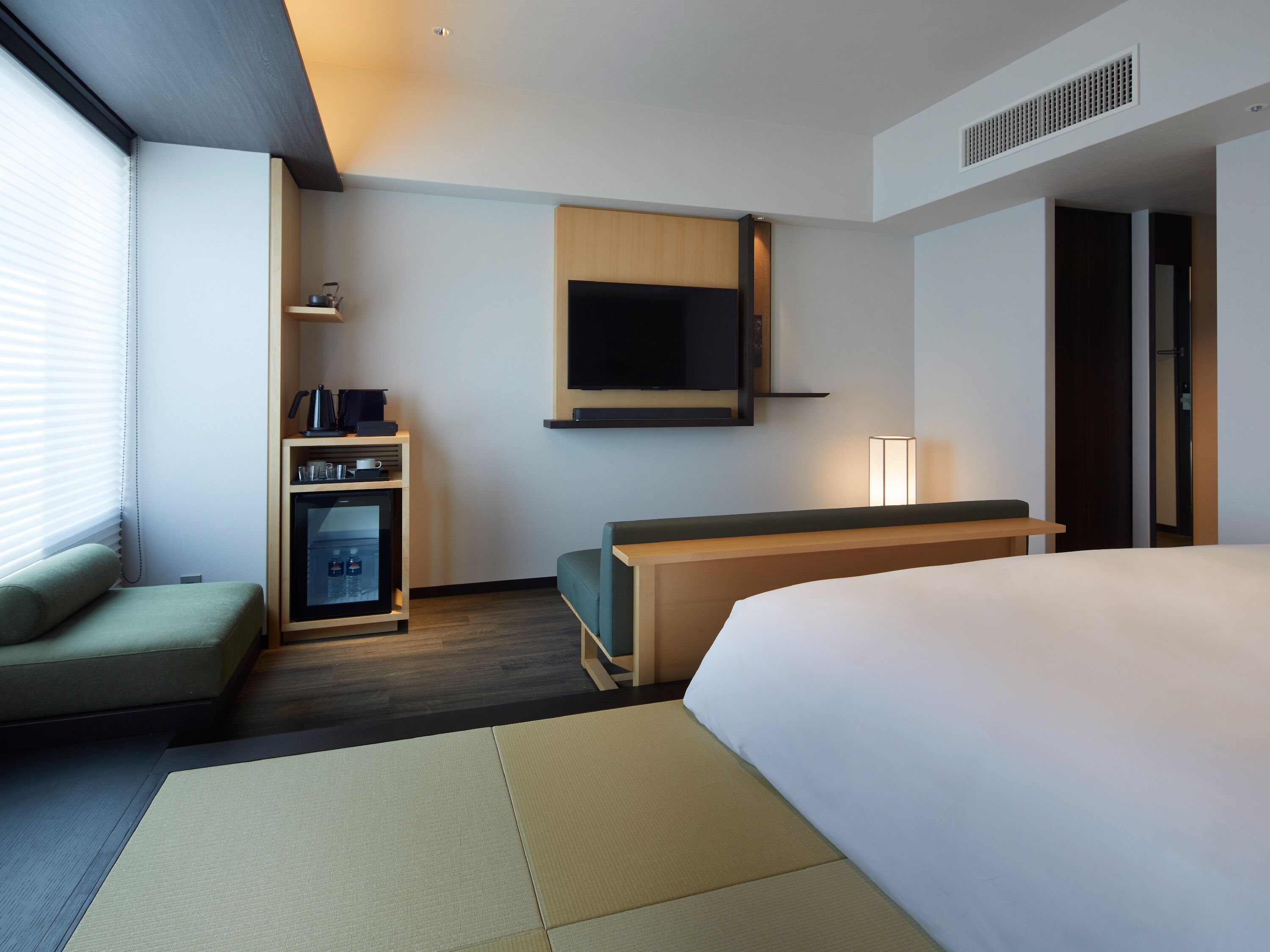 corner deluxe king room, non smoking (28 square meters) | 1 bedroom, in-room safe, free wifi, bed sheets