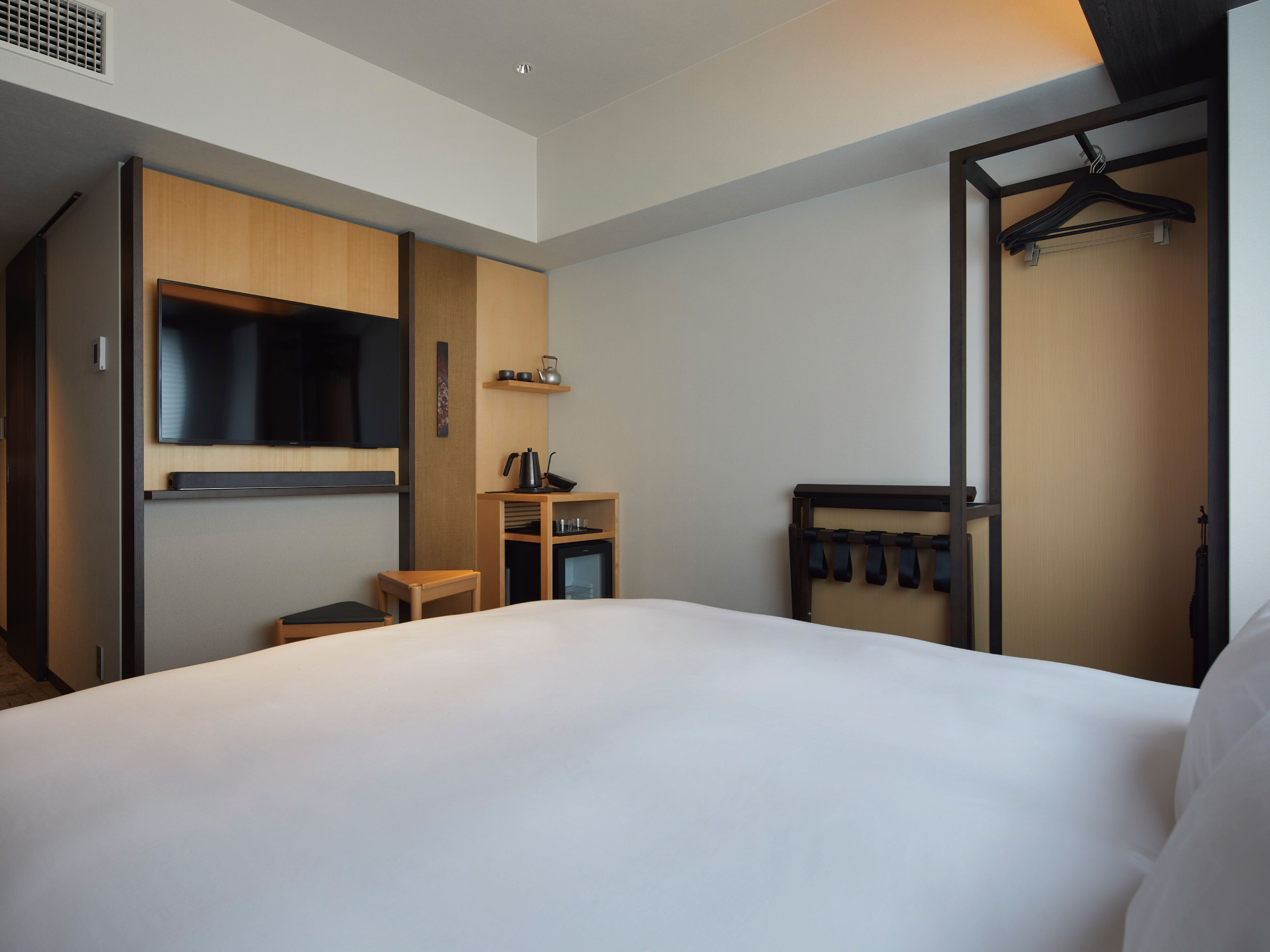 deluxe king room, non smoking (20 square meters) | 1 bedroom, in-room safe, free wifi, bed sheets