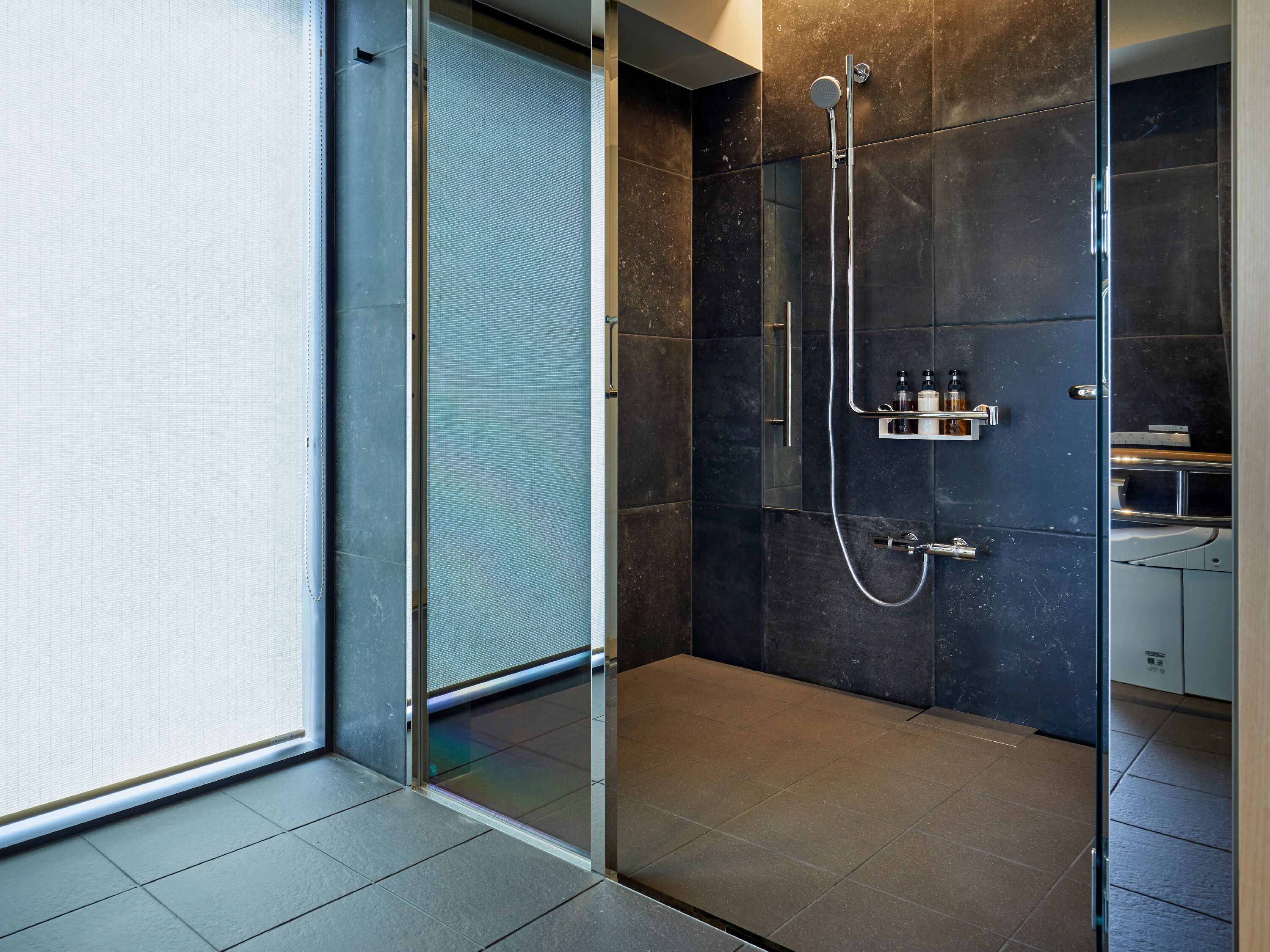 corner twin (universal), non smoking (28 square meters) | bathroom | free toiletries, hair dryer, slippers, bidet