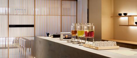 Eine moderne Bar mit einer langen Theke, mehreren Getränkespendern und einem minimalistischen Design.