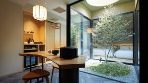Une cuisine moderne avec un coin repas, une grande fenêtre et un petit jardin.