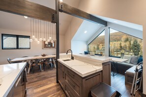 Beautiful modern walk to town | Private kitchen | Full-sized fridge, microwave, oven, stovetop - DV Loop Old Town Home by Luxury Mountain Destinations (Park City)