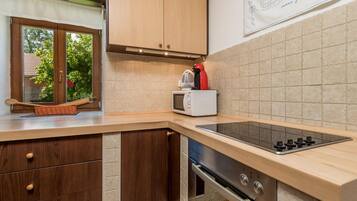 Fridge, oven, stovetop, dishwasher