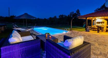 Belle maison Ă  Lovinac avec sauna