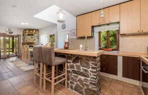 Fridge, oven, stovetop, dishwasher - Beautiful home in Lovinac with sauna (Lovinac)