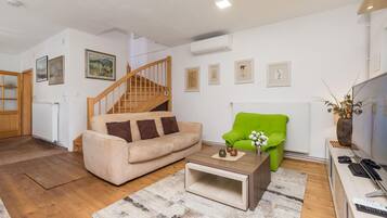 Smart TV, fireplace, stereo