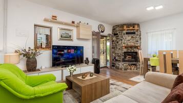 Una Smart TV, una chimenea, un reproductor estéreo