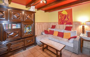 Televisión, chimenea, futbolito y tenis de mesa 