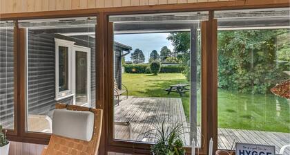 Nice home in Humble with WiFi