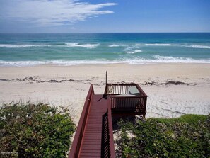 Plage, chaises longues, serviettes de plage