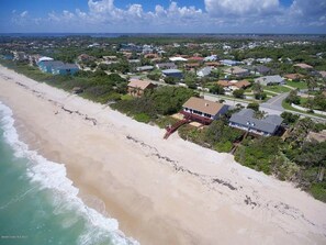 Ubicación a pie de playa, tumbonas y toallas de playa
