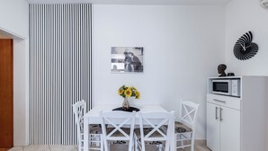 Leilighet, 2 soverom, terrasse | Spisestue