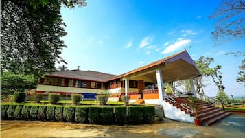 Pintu masuk properti