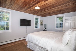 2 bedrooms, desk, iron/ironing board, travel crib