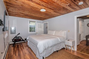 2 habitaciones, escritorio y tabla de planchar con plancha 