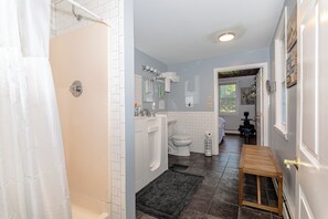 Hair dryer, towels, soap, shampoo - Spacious 2BR Norwich Cottage with seasonal pool (Norwich)