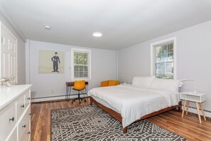 2 soverom, skrivebord, strykejern/-brett og reiseseng for barn