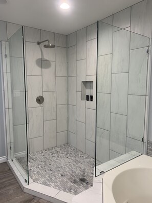 Ensemble baignoire-douche, baignoire à remous, séchoir à cheveux