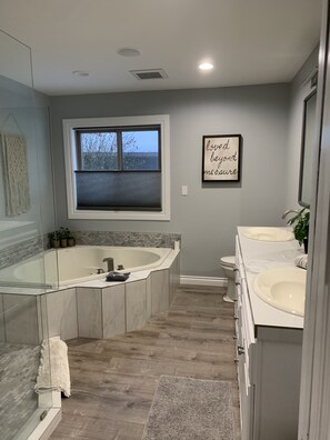 Combined shower/bathtub, jetted bath, hair dryer, towels