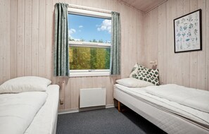4 bedrooms, travel crib, free WiFi - 4 bedroom pet friendly home in Ebeltoft (Ebeltoft)