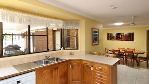 Micro-ondes, four, plaque de cuisson, lave-vaisselle