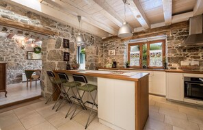 Fridge, oven, stovetop, dishwasher