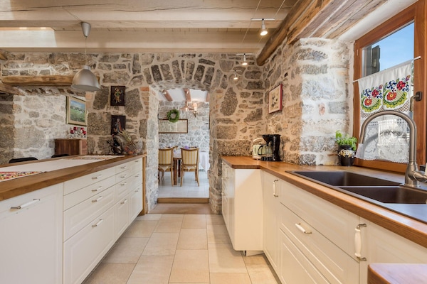 Kjøleskap, ovn, kokeplater og oppvaskmaskin