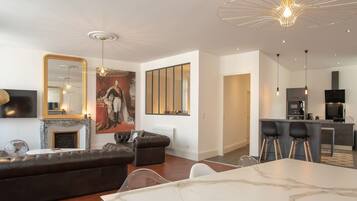 Télévision, lecteur de DVD, livres, chaîne hi-fi