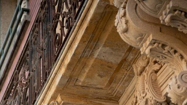Ornate architectural details including carved scrolls and floral motifs on a building's facade. - Suite Napoléon III - 6.pers - downtown Charleville-Mézières (Charleville-Mézières)